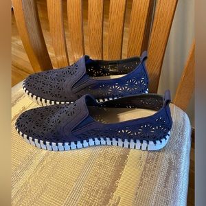 Ilse Jacobsen Flower perforated Slip on Blue sneakers.